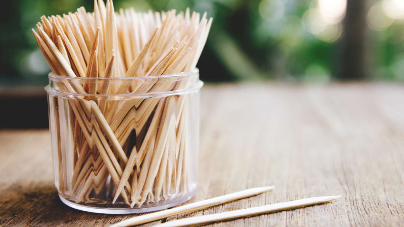 Toothpicks vs string floss - Image of toothpicks